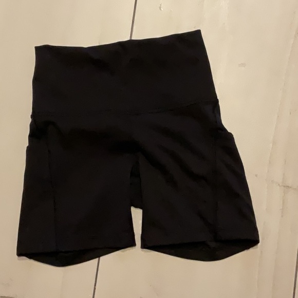 Lululemon Bike shorts WITH pockets 😻4” - Picture 1 of 7